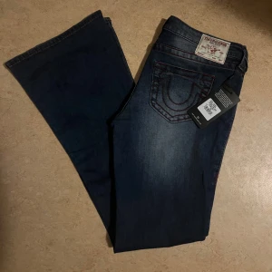 True Religion jeans - Säljer nu ett par HELT NYA true religion jeans. Har aldrig använt de och de har prislapp på och allt! Säljer då jag råka beställa 2 par likadana.💕 de är lågmidjade och skriv om du har frågor. Storlek 29