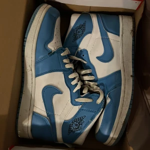 Nike Air Jordans i blått och vitt - Säljer ett par klassiska Nike Air Jordans i blått och vitt. Skorna har en hög design med snörning och den ikoniska Air Jordan-loggan på sidan. Perfekta för dig som älskar sneakers med stil och komfort. Men skorna är inte äkta!!! Går att diskutera pris.😊😄