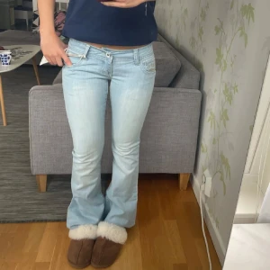 Ljusblå bootcut jeans - Snygga ljusblå bootcut jeans med låg midja! Aldrig använda med lappen kvar, köpte här på plick men de passade tyvärr mig🫶