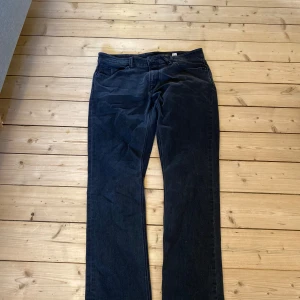 Svarta jeans - Säljes billigt! - Säljer ett par stilrena jeans från VORTA! Dem är i ett bra skick och säljer dem väldigt billigt. Vid funderingar kring pris eller fler bilder så är det bara att kontakta mig! Kolla även in min sida. Säljer kläder sjukt billigt och då har du chansen att köpa bundles…Med vänlig hälsning, 👋  