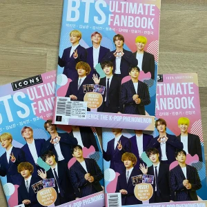 BTS fan bok  - Säljer en BTS Ultimate Fanbook. Boken innehåller exklusiva bilder och insikter om bandet. Perfekt för alla BTS-fans som vill veta mer om sina idoler och deras resa. Inga defekter eller likande. Helt ny. Original pris 129 kr men nu bara 49 kr. Pris kan diskuteras självklart:) äger 3 exemplar så du får stor rabatt ifall du köper mer än 1 