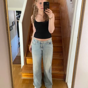 Ljusblåa raka jeans - Low wide jeans från BikBok. Byxorna är ljusblåa med midja 29 och längd 32. Aldrig använda