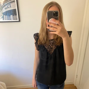 Svart spetsdetaljerad blus från Vero Moda - Svart brus från vero Moda. I mycket bra skick, har inga defekter❣️❣️❣️