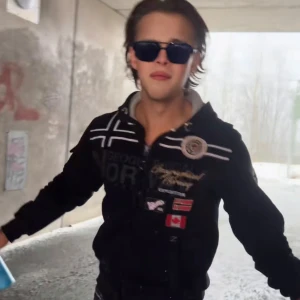 Svart hoodiejacka från Geographical Norway - Svart hoodiejacka med dragkedja från Geographical Norway. Jackan har broderade loggor och flaggor på bröstet och ärmen, samt två fickor framtill. Huva med dragsko och vita detaljer på axlar och bröst.