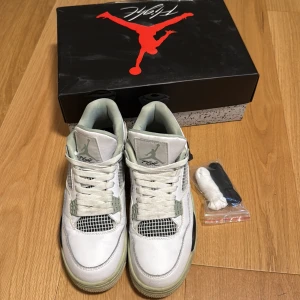 Jordan 4 seafoam - Säljer nu mina jordan 4 seafoam för har inte på mig de längre. Väldigt bra skick förutom att skosnörena är lite bruna, men har två par nya som följer med. Storlek 43. Hör av er om ni har frågor🤗