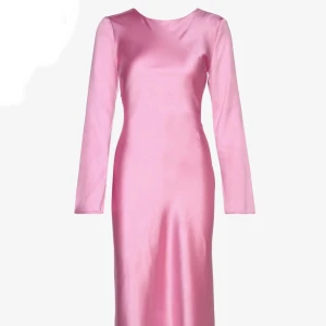 Rosa långklänning med knyt baktill - Säljer en elegant rosa långklänning med långa ärmar och snygg knytning baktill. Klänningen har en djup v-ringning och är tillverkad i ett glansigt material som ger en lyxig känsla. Perfekt för speciella tillfällen! Lappen kvar!