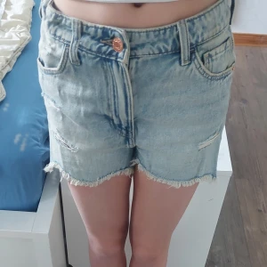 Ljusblå jeansshorts från H&M - Säljer ett par ljusblå jeansshorts från H&M med ganska hög midja i storlek 134 men passar mig som har 152💕