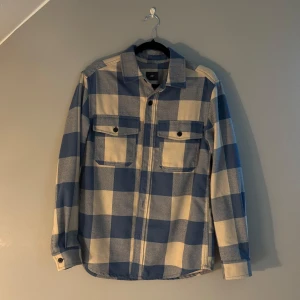 Blå och beige rutig overshirt - Säljer en overshirt i mycket bra skick från hm