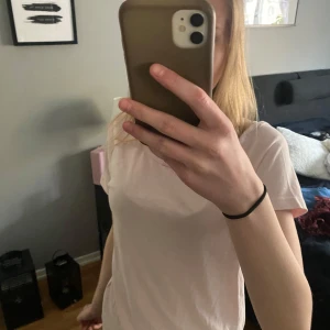 Ljusrosa t-shirt i bomull - En basic ljusrosa t-shirt med rund halsringning och korta ärmar. Perfekt för en enkel och avslappnad stil. Tillverkad i mjukt bomullsmaterial som känns skönt mot huden.