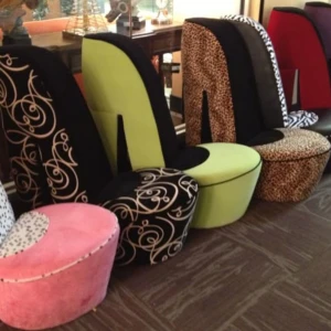 SÖKER!! Jag söker en 2000s klacksko fotöljs/stol - !!SÖKER!! Hej jag söker en spnhär 2000s klackskos fotölj/stol om någon har. Helst så billigt det går🥲