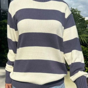 Stickad brandy Melville tröja  - Superfin tröja från brandy Melville i bomull💞 nypris ca 400kr beroende på hur hög euron är🤗 endast använd fåtal gånger💞den är i onesize och oversize i modellen så passar de flesta 🫶🏼 jag har vanligtvis S och den är ganska oversize på mig:)