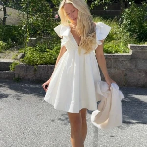 Vit klänning med knyt i ryggen  - Vit fin klänning som passar perfekt till studenten passar både s och xs man kan knyta efter sin egen kropps form i ryggen. 