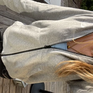 Grå zip-hoodie från Nike - Säljer en super mysig grå zip-hoodie från Nike, ❤️