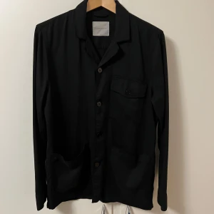 A days march overshirt  - A days march overshirt mörkblå Storlek Small Material 100% tencel Skick- superfint, inga spår på användning  Nypris: 1500kr Mitt pris: 750kr Riktigt snygg passform perfekt till sommaren!  