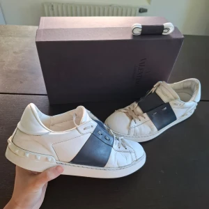 VALENTINO OPENS  - Säljer nu mina valentino opens, storleken är 43 skicket 7 av 10 liten defekt som syns på bild 3 perfektnu till sommaren! Pris 2000kr snabb äffär 1800kr rengjorda såklart pyttelite färg!                                                       (BOX OCH SKOSNÖREN TILLKOMMER)         Hör av er vid frågor 😊