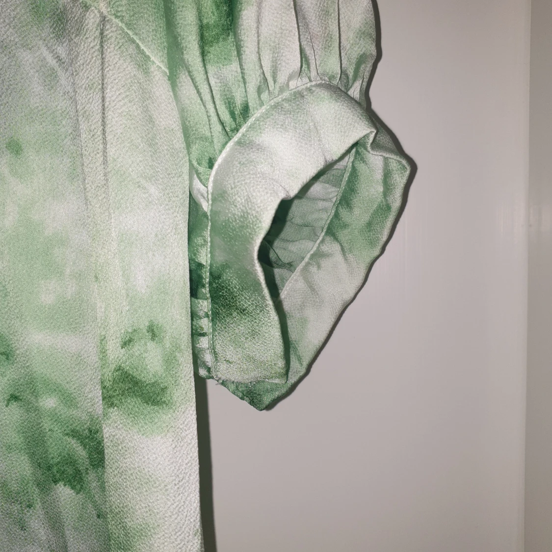 Grön och vit långklänning med knappar - 3