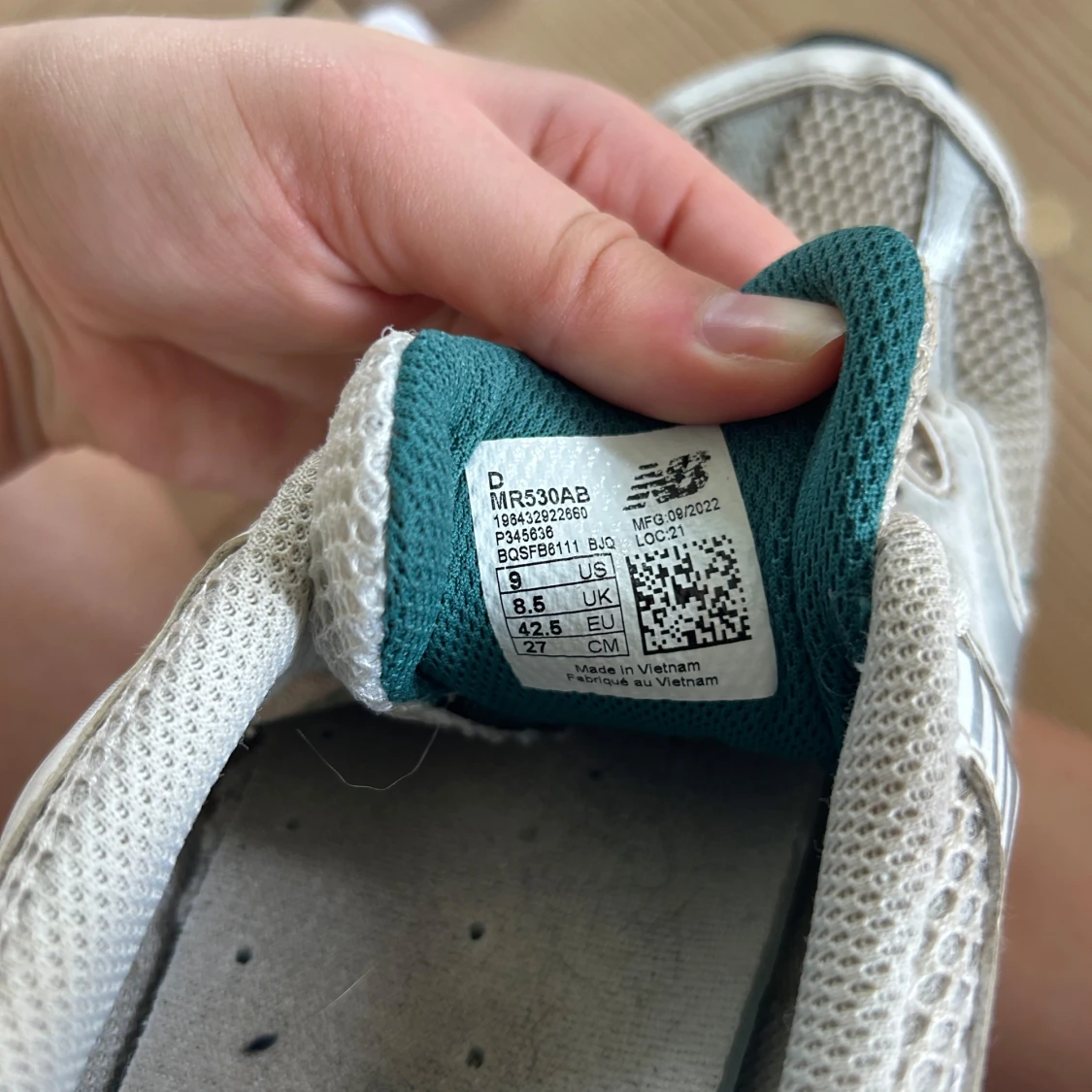 Gråa New Balance sneakers med gröna detaljer - 3