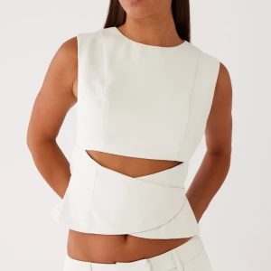 Topp cutouts  - Snygg topp med cutouts. Aldrig använd och prislapp är kvar!!