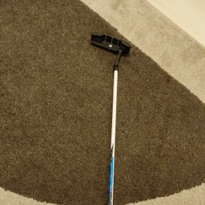 Golfputter med svart klubbhuvud - Säljer en golfputter med svart klubbhuvud och vit skaft med blå detaljer. Perfekt för dig som vill förbättra din puttning på greenen. Klubbhuvudet har en klassisk form och skaftet är rakt.
