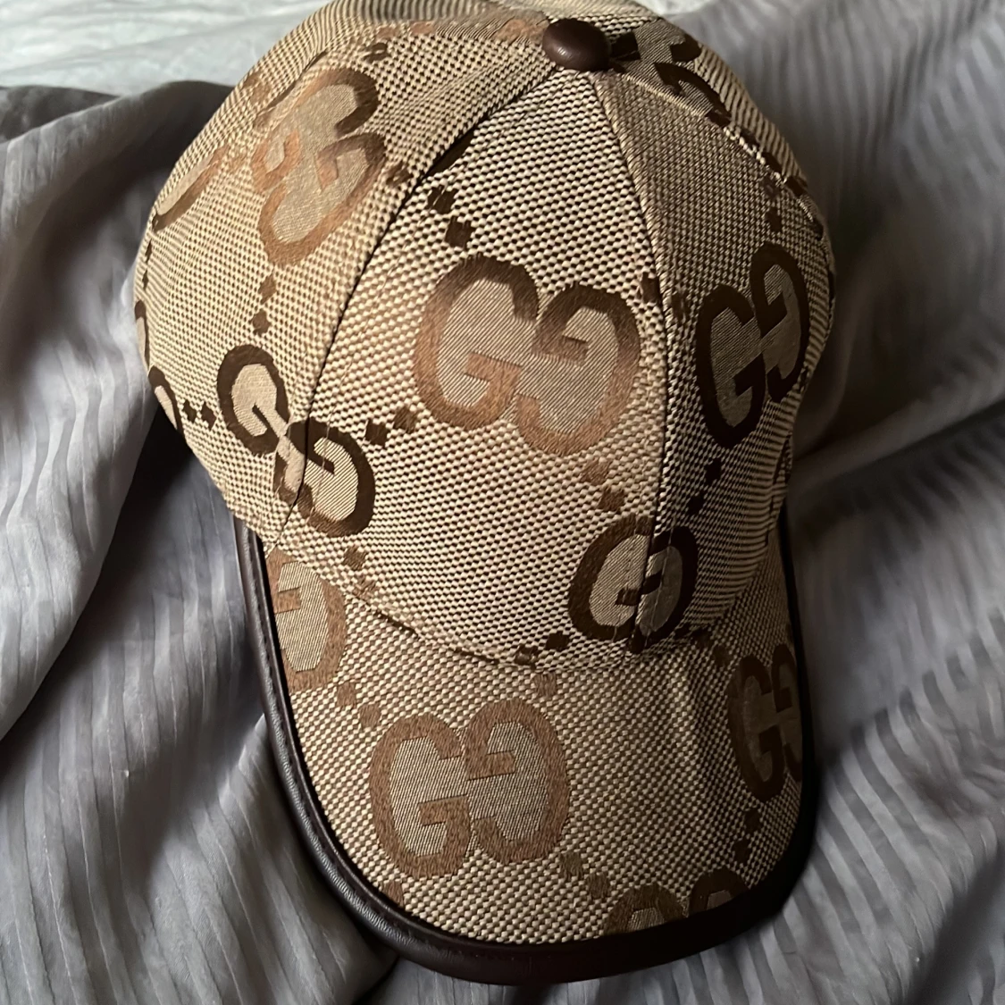 Beige keps med GG-mönster