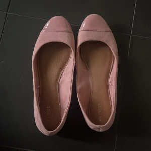 ballerina skor - Jätte fina ballerina skor ifrån next! Köpta på sellpy och jag har aldrig använt de då de va för små! Jätte fint skick och jätte sköna på foten! De är u storlek 38 men skulle säga att de passar en 37,5! 