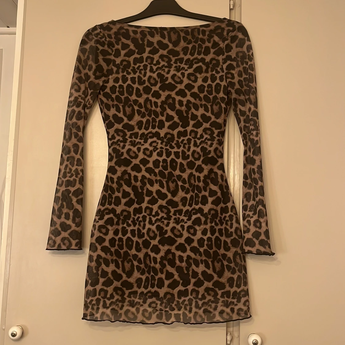 Leopardmönstrad långärmad kortklänning