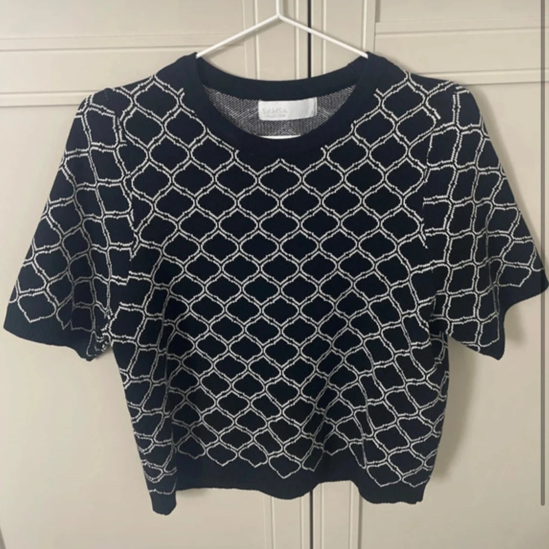 Svart stickad tröja med vitt mönster