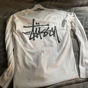 Stussy tröja  - Snygg långärmad tröja av stussy, den är fortfarande i bra skick men lite knottrig och smått missfärgning under armen. Hör av er vid några funderingar 🙂 