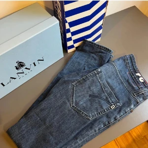 Dondup Jeans - Hej jag säljer ett par stilrena dondups i storlek 31 och modell Music. Riktigt sköna och passar ungefär på personer mellan 165-175 och 70-60 kg 😇