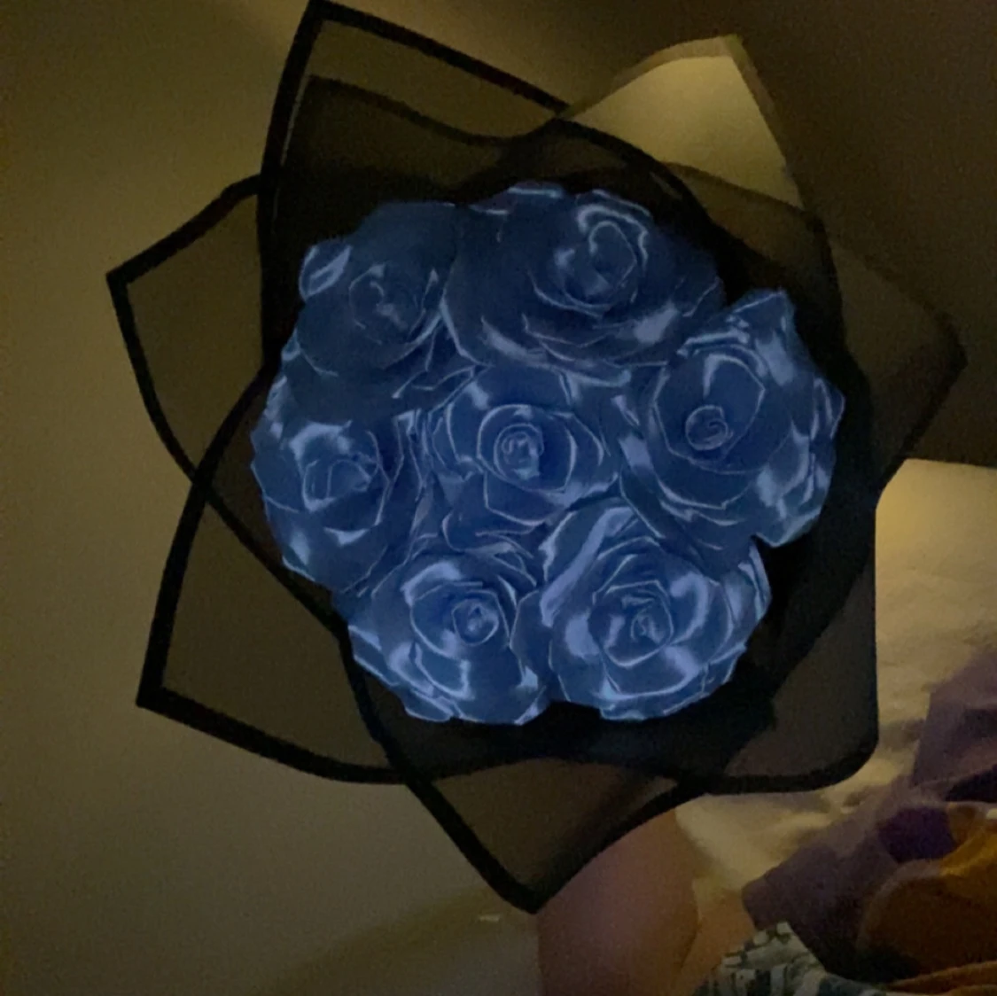 Bukett med blå rosor i svart inslagspapper