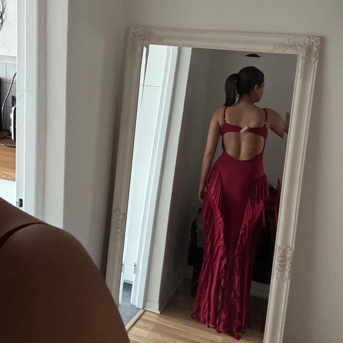 Vinröd långklänning med volangdetaljer - 2