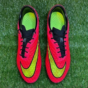 Nike Hypervenom Phantom FG  - NIKE Hypervenom Phantom FG – Röd/Neon/Svart – Strl 45,5  Säljer ett par Nike Hypervenom Phantom FG i färgerna röd/neon/svart. Skorna är i fint skick och endast använda vid spel på naturgräs. En klassisk och eftertraktad modell som inte längre säljs i butik.  Perfekt för dig som söker ett par lätta och aggressiva fotbollsskor med bra känsla och passform. FG-dobbar, anpassade för spel på naturgräs.  Pris: 3800 kr