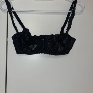 Rintaliivit - Ihana laadukkaat mustat rintaliivit. Olivat meille väärää kokoa. Kaarituet. Olkaimia saa säädettyä. Koko 70C. Kissatalous MMM, lisätietoja saa kysymällä Katsothan myös muut ilmoitukseni Mikäli hinta ei miellytä tarjoa rohkeasti 