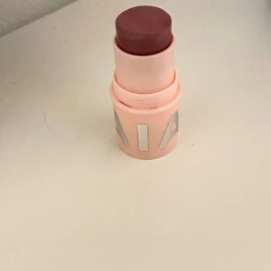 Caia blush stick soft burgundy  - Caia blush stick soft burgundy, sparsamt använd. Säljer då jag har fler från Caia 💕