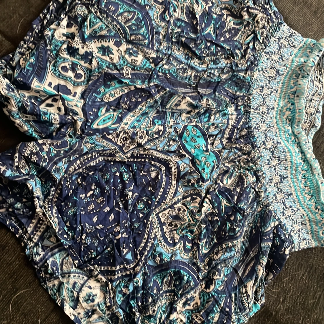 Blå mönstrade shorts med smockad midja