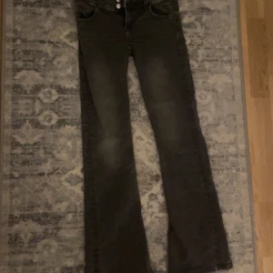 Svarta jeans från gina - Svarta washed out jeans, andvänt fåtal gånger