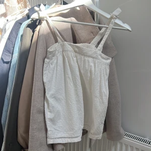 Zara topp med rosetter - Vit prickig zara topp med rosetter i bra skick