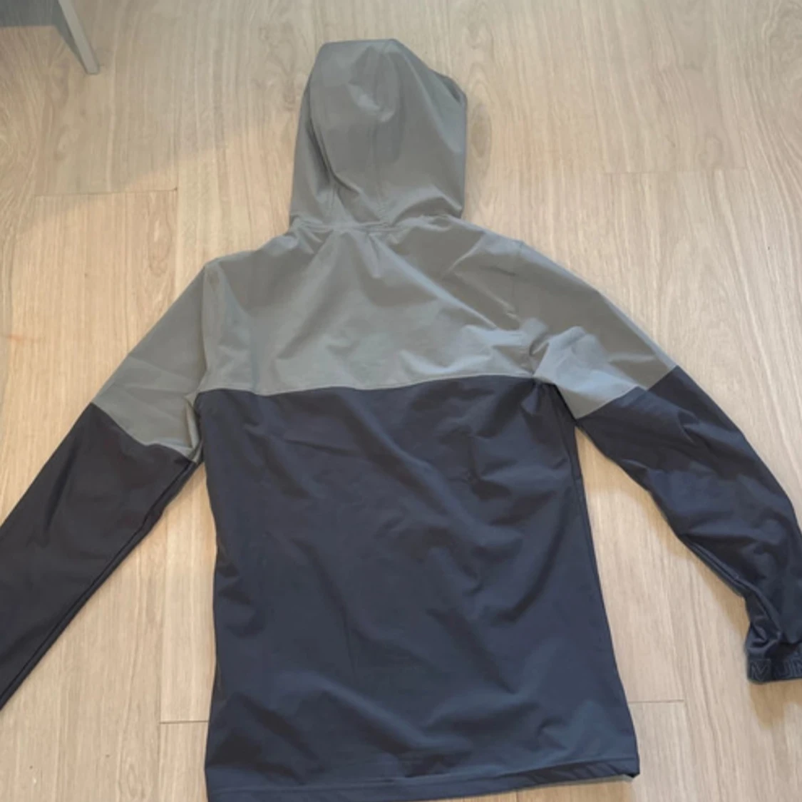 Grå vindjacka från Under Armour - 1