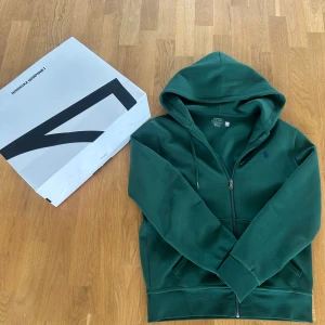 Ralph lauren kofta - En riktigt snygg Ralph lauren kofta i färgen mörkgrön| Storlek S| Kvitto från NK finns!!| Hör av er vid fler funderingar|