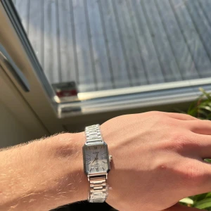 Silverklocka  - Helt oanvänd klocka med justerbart armband och nytt batteri. Den är gjort av 100% rostfrittstål. Armbandet justera du lätt hemma med hjälp av en nål.