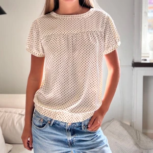 Topp!  - Så snygg prickig topp i satin💕