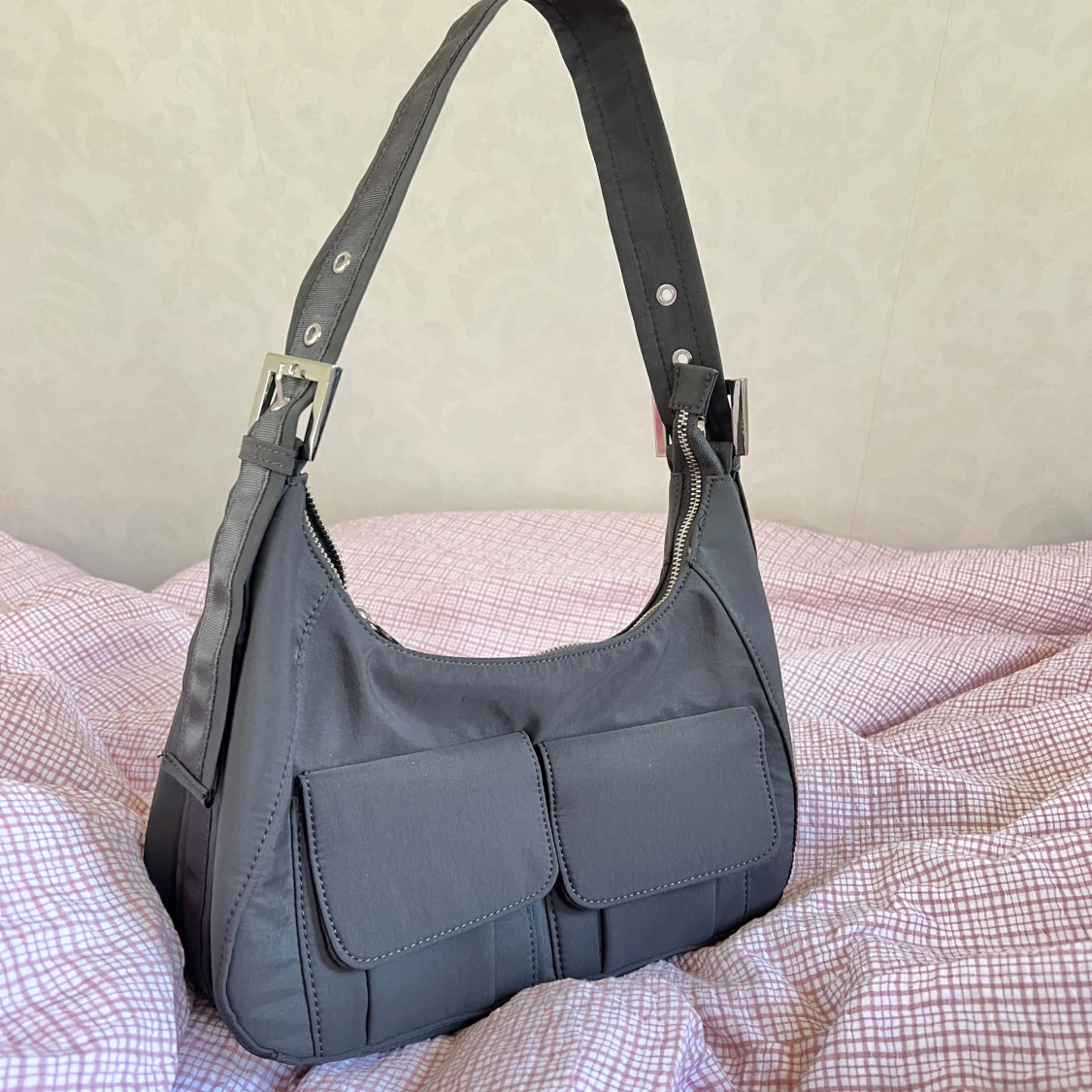 Grå axelväska - 1