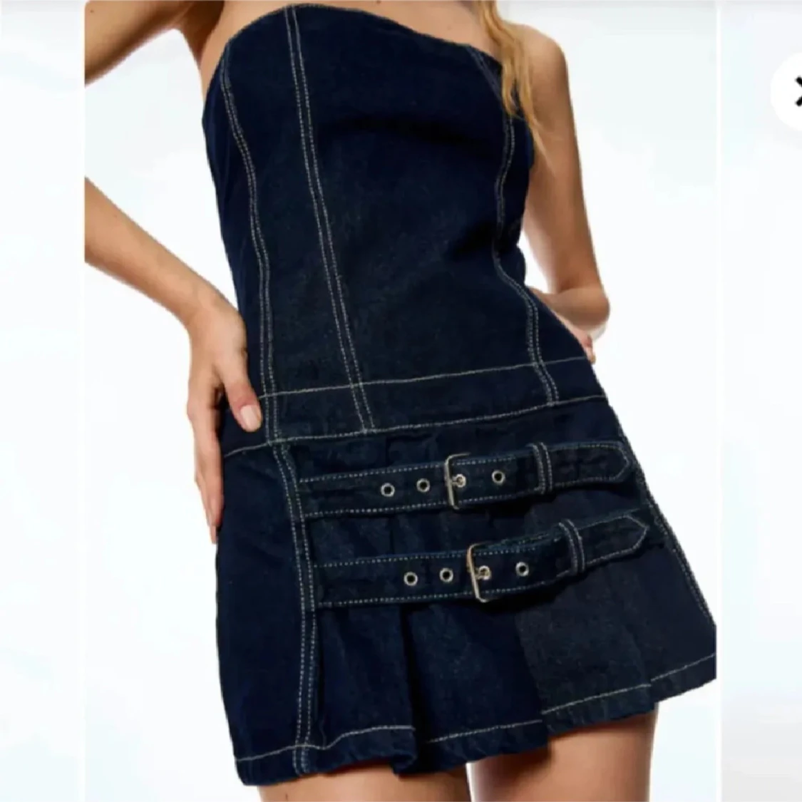 Mörkblå axelbandslös jeansklänning med bältesdetaljer