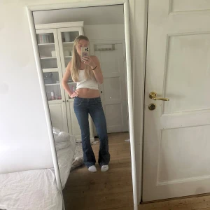 Blå bootcut jeans - Säljer ett par blå bootcut jeans med låg midja. Midjemått: 37cm, innerbenslängden: 82cm