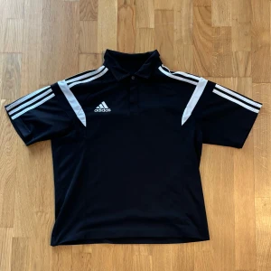 Adidas Piké  - En riktigt snygg vintage adidas piké.