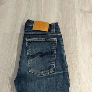 Blå jeans från Nudie Jeans - Nudie jeans i strl 28/32. Skick 9/10. Hör av er vid funderingar!