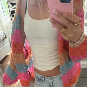 Färgglad stickad kofta från Black Colour - Säljer en supermysig stickad kofta från Black Colour. Fina färger och ett skönt material. One size, passar de flesta. 