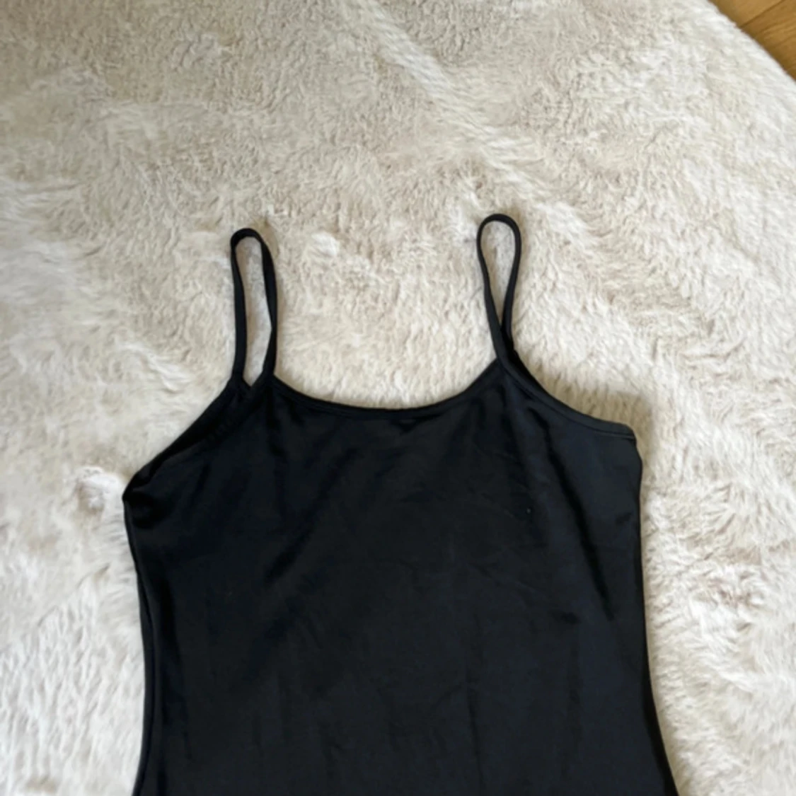 Svart långklänning med smala axelband - 1