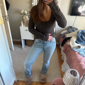 Ljusblå jeans från Lindex med råa benslut - Bootcut jeans från Lindex, köpte vintage, låg midja. Pris kan diskuteras vid snabb affär ☺️
