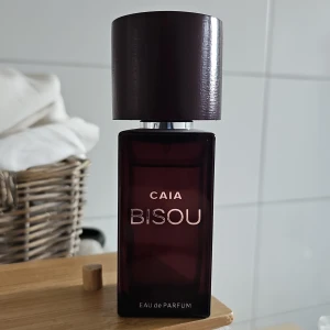 CAIA BISOU Eau de Parfum 50ml - Ord pris 595kr. Över 40 ml kvar I flaskan (värde 476kr). Denna och le soir är parfymen bianca ingrosso bär mest. Som en pulserande stads hjärta i vila. Kombinationen av feminin dragningskraft och självsäkerhet, “Bisou” är en förstklassig blandning av citrus och blommor på en varm, träig bas. En tidlös doft som är mörk och kryddig, men ändå frisk och aromatisk.  Toppnoter: Bergamott, Mandarin, Kardemumma  Hjärtnoter: Ros, Svart te, Jasmin  Basnoter: Cederträ, Patchouli, Bärnsten, Mys